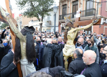 Dos cofradías de la Semana Santa Marinera rezan, a orillas de la playa, por los pescadores y marineros fallecidos en el mar y por los náufragos