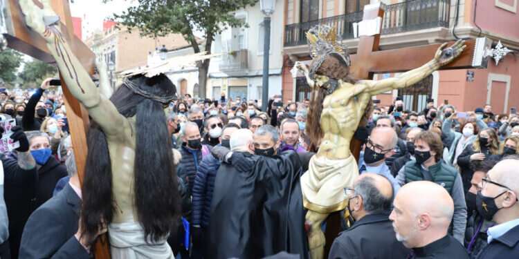 Dos cofradías de la Semana Santa Marinera rezan, a orillas de la playa, por los pescadores y marineros fallecidos en el mar y por los náufragos
