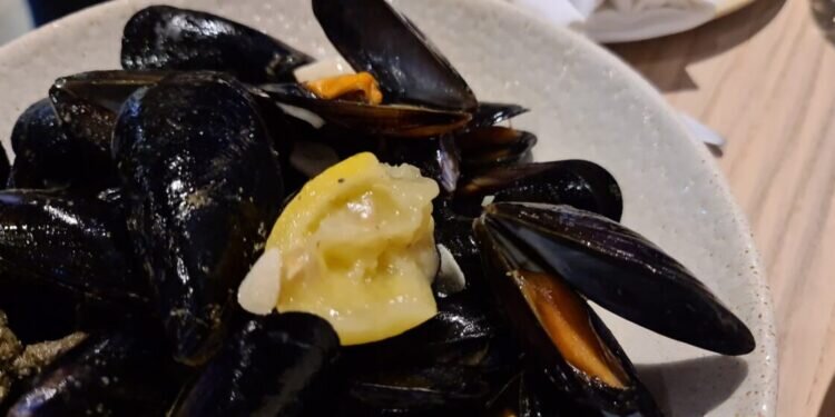 Las clóchinas de Valencia ya están en los mercados, pescaderías y grandes superficies a disposición de los consumidores