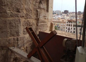 Los toques de matraca acompañan, por primera vez, el Via Crucis en la iglesia de Santa Catalina de Valencia 