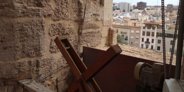 Los toques de matraca acompañan, por primera vez, el Via Crucis en la iglesia de Santa Catalina de Valencia 
