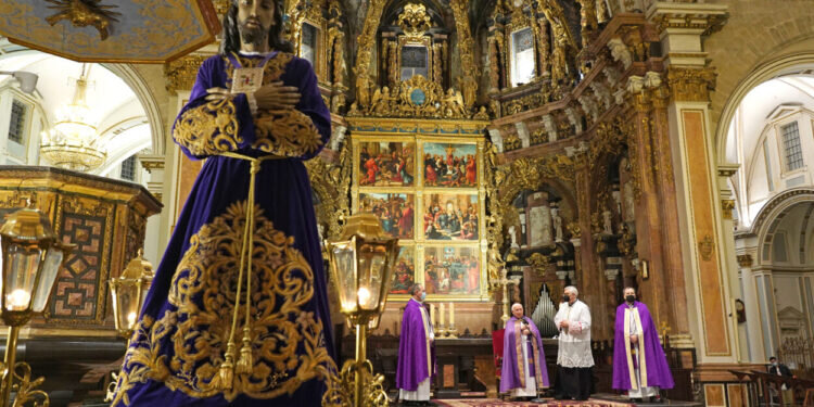 La lluvia impidió su celebración en la calle y se realizó en el interior de la Catedral, presidida por el Arzobispo&nbsp;