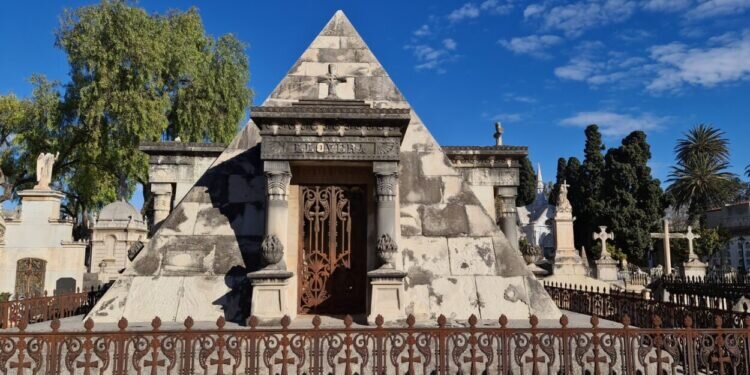 La ruta de los cementerios en España