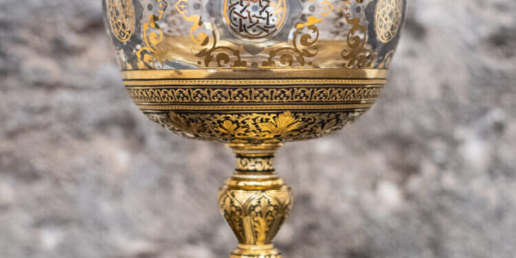 El Museo de la Catedral expone un conjunto de copón damasquinado donado por el cardenal Cañizares