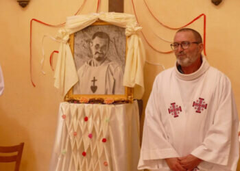 El sacerdote y misionero valenciano Jesús Cervera, párroco que custodia la tumba de San Carlos de Foucauld en el desierto argelino 
