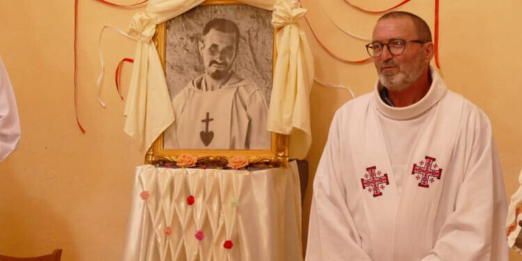 El sacerdote y misionero valenciano Jesús Cervera, párroco que custodia la tumba de San Carlos de Foucauld en el desierto argelino