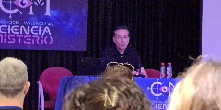 Aldo Linares, «La emocionante percepción de lo que no se ve» en el II Congreso de Ciencia y misterio de la Asociación Valenciana de Ciencia y Misterio