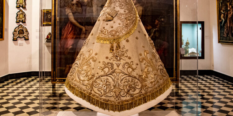 La diócesis de Valencia invita a descubrir en sus museos uno de los mantos históricos de la Patrona, un cartel anunciador de la Coronación de 1923 y obras de El Greco y Goya 