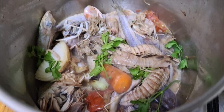 Receta de fumet o caldo de marisco fácil para paellas arroces o fideuas con pescado de roca