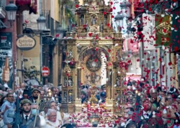 La solemne procesión eucarística del Corpus Christi recorrió las calles del centro histórico de Valencia