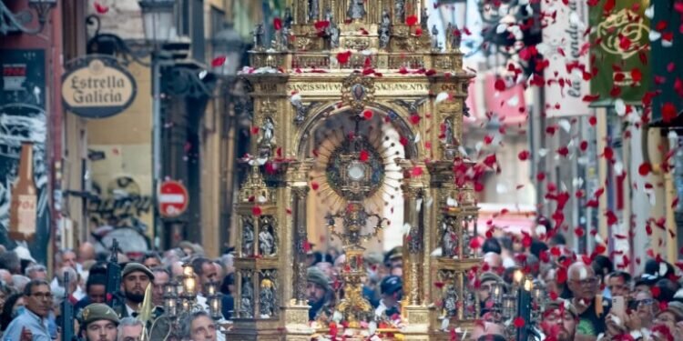 La solemne procesión eucarística del Corpus Christi recorrió las calles del centro histórico de Valencia