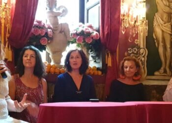 Mª José Peris Aliaga recibe el premio “Valencia 2022, Ciudad del Grial”