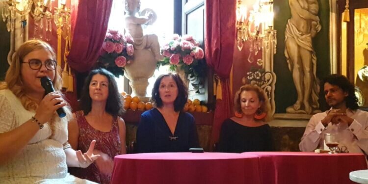 Mª José Peris Aliaga recibe el premio “Valencia 2022, Ciudad del Grial”