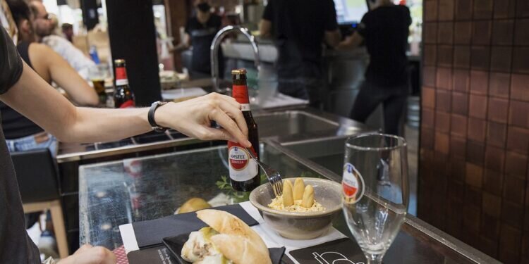 Amstel reta a los hosteleros a crear ‘De la Terra’, el nuevo bocadillo estrella de l’esmorzar valencià