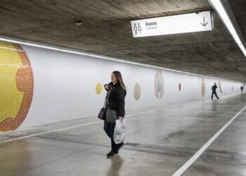 Un mural de trencadís recrea el sistema solar y la evolución de la Tierra en el parking Un mural de trencadís recrea el sistema solar y la evolución de la Tierra en el parking de la Ciutat de les Arts i les Ciències