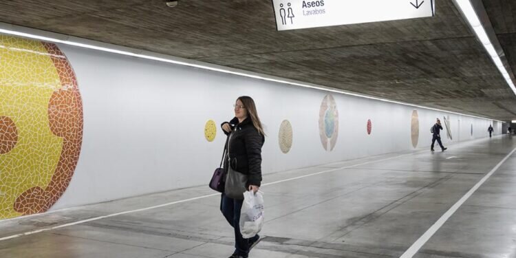 Un mural de trencadís recrea el sistema solar y la evolución de la Tierra en el parking Un mural de trencadís recrea el sistema solar y la evolución de la Tierra en el parking de la Ciutat de les Arts i les Ciències