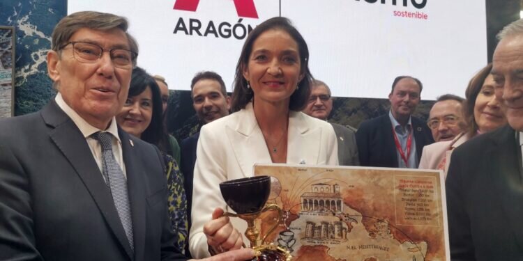 Reyes Maroto, Ministra de Turismo apoya en FITUR el Camino del Santo Grial como Itinerario Cultural Europeo