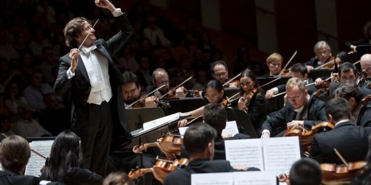 Gustavo Gimeno, el director español más internacional, ensaya en Les Arts ‘Jenůfa’, una de las grandes apuestas de la temporada