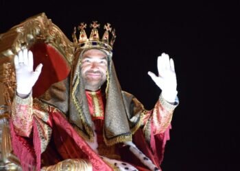 Valencia revive la tradicional cabalgata y acoge a los Reyes Magos