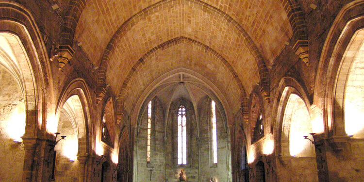 Descubre la historia de la Iglesia de San Juan del Hospital en Valencia, un templo con más de 800 años de historia.