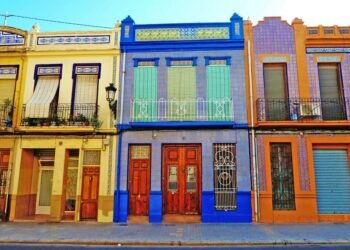 ¿Sabías que en el barrio del Cabanyal de Valencia hay una playa urbana con mucho encanto?