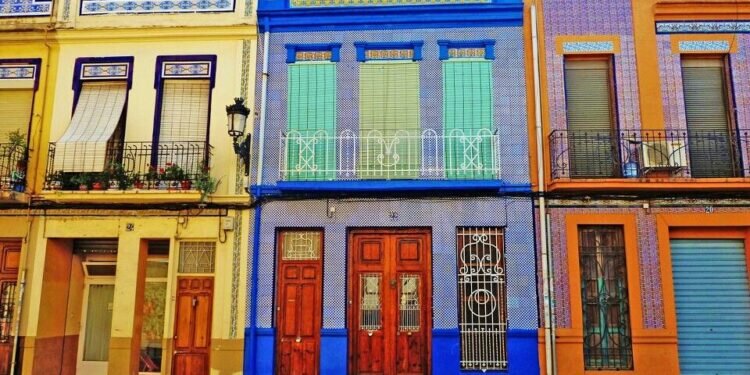 ¿Sabías que en el barrio del Cabanyal de Valencia hay una playa urbana con mucho encanto?