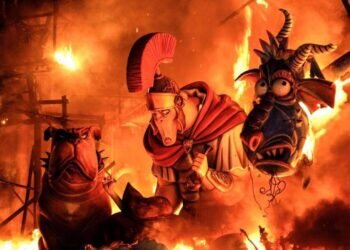 Descubre la curiosa tradición de la Nit de la Cremà en las Fallas de Valencia.