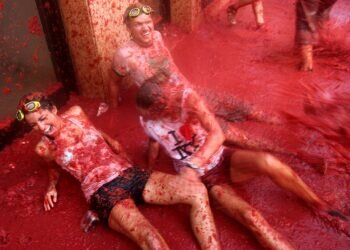 Conoce la curiosa tradición de la Tomatina de Buñol, una de las fiestas más populares de Valencia.