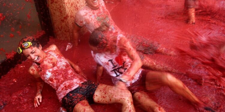 Conoce la curiosa tradición de la Tomatina de Buñol, una de las fiestas más populares de Valencia.