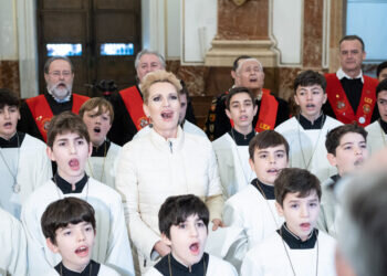 Ainhoa Arteta canta a los pies de la Virgen de los Desamparados con motivo del Centenario de la Coronación
