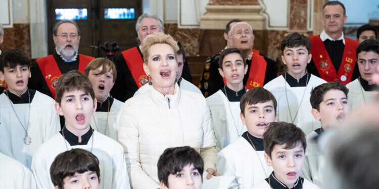 Ainhoa Arteta canta a los pies de la Virgen de los Desamparados con motivo del Centenario de la Coronación