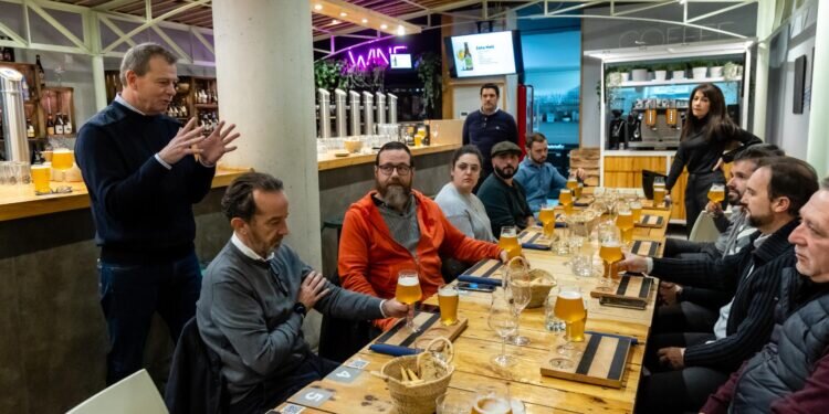 Manuela Romeralo y Alejandro Jardel ofrecen una cata especial a profesionales para aprender a elegir la copa adecuada para la cerveza