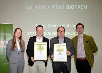 Bodega Luis Corbí triunfa con sus vinos Las Hoces y Cimera