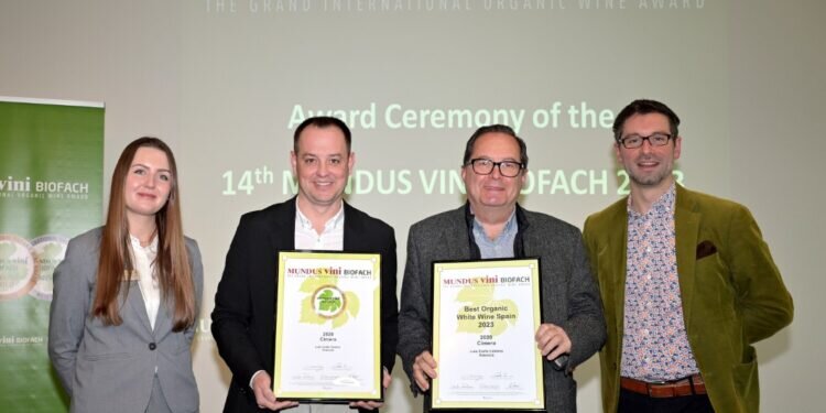 Bodega Luis Corbí triunfa con sus vinos Las Hoces y Cimera