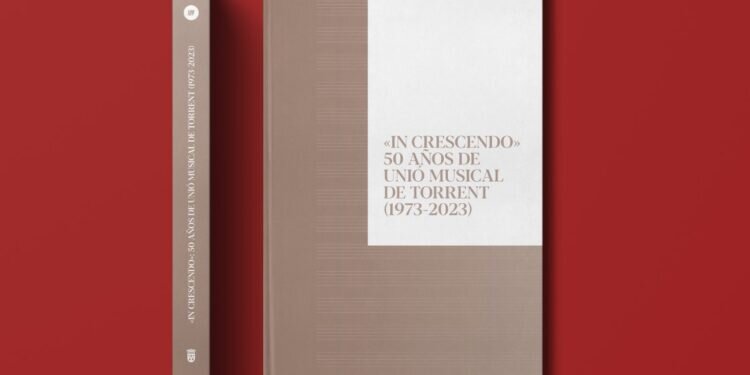 Una exposición y un libro conmemorativo recorren los 50 años de historia de la Unió Musical de Torrent