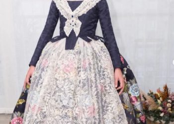 El traje de la Crida de Paula Nieto, un homenaje a la seda valenciana y la orfebrería artesanal