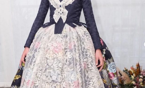 El traje de la Crida de Paula Nieto, un homenaje a la seda valenciana y la orfebrería artesanal