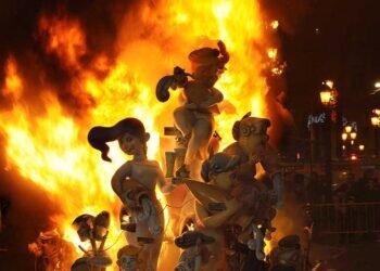 Descubre la curiosa tradición de la Cremà de les Falles, el momento en que se queman las fallas en Valencia.