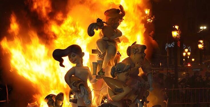 Descubre la curiosa tradición de la Cremà de les Falles, el momento en que se queman las fallas en Valencia.