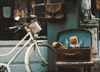 Los secretos de la Plaza del Carmen en Valencia, un lugar lleno de historia y arte urbano.