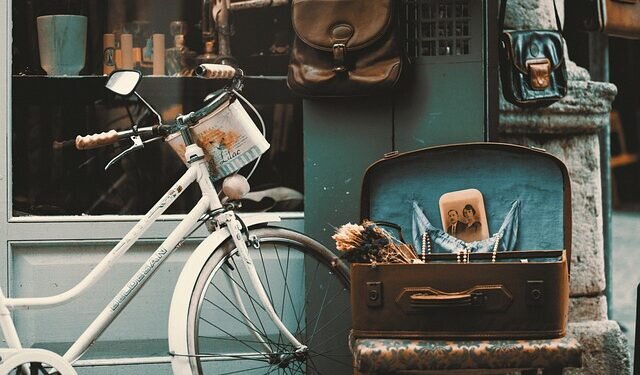 Los secretos de la Plaza del Carmen en Valencia, un lugar lleno de historia y arte urbano.