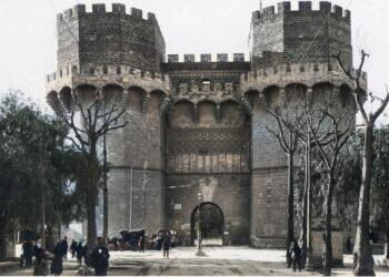 ¿Conoces la historia detrás de la Torre de Serranos, una de las puertas más emblemáticas de Valencia?
