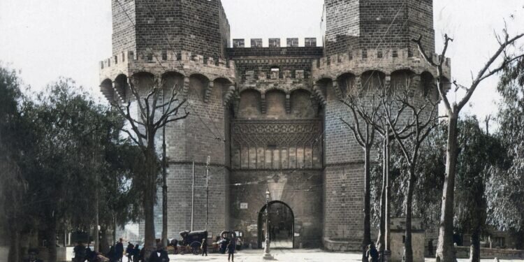 ¿Conoces la historia detrás de la Torre de Serranos, una de las puertas más emblemáticas de Valencia?