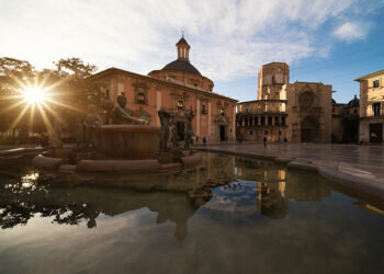 La Plaza de la Virgen de Valencia: un lugar lleno de historia y leyendas que merece la pena visitar.