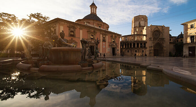 La Plaza de la Virgen de Valencia: un lugar lleno de historia y leyendas que merece la pena visitar.