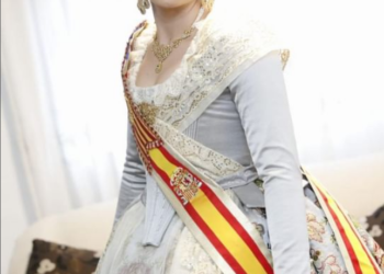 Los detalles del traje de la Crida elegido por Paula Nieto, Fallera Mayor Infantil de Valencia.