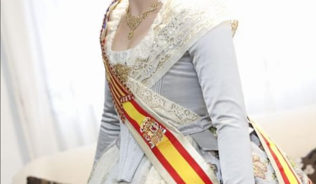 Los detalles del traje de la Crida elegido por Paula Nieto, Fallera Mayor Infantil de Valencia.