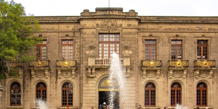 Conoce la leyenda del Muro de la Memoria de Valencia, un monumento en honor a las víctimas de la Guerra Civil.