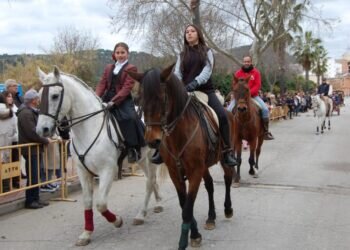 Buñol celebró su tradicional desfile y bendición de animales por San Antón con gran éxito de público y participación
