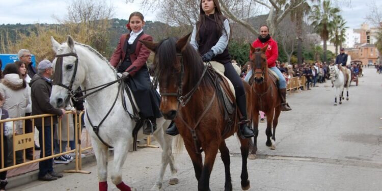 Buñol celebró su tradicional desfile y bendición de animales por San Antón con gran éxito de público y participación